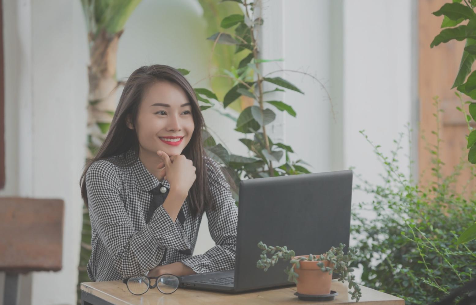 Studio Solqeralyx con setup per webinar dal vivo